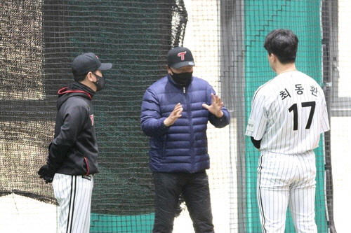 LG 투수 최동환을 지도하는 선동열 전 감독. 왼쪽은 류지현 LG 감독.[LG 트윈스 제공]